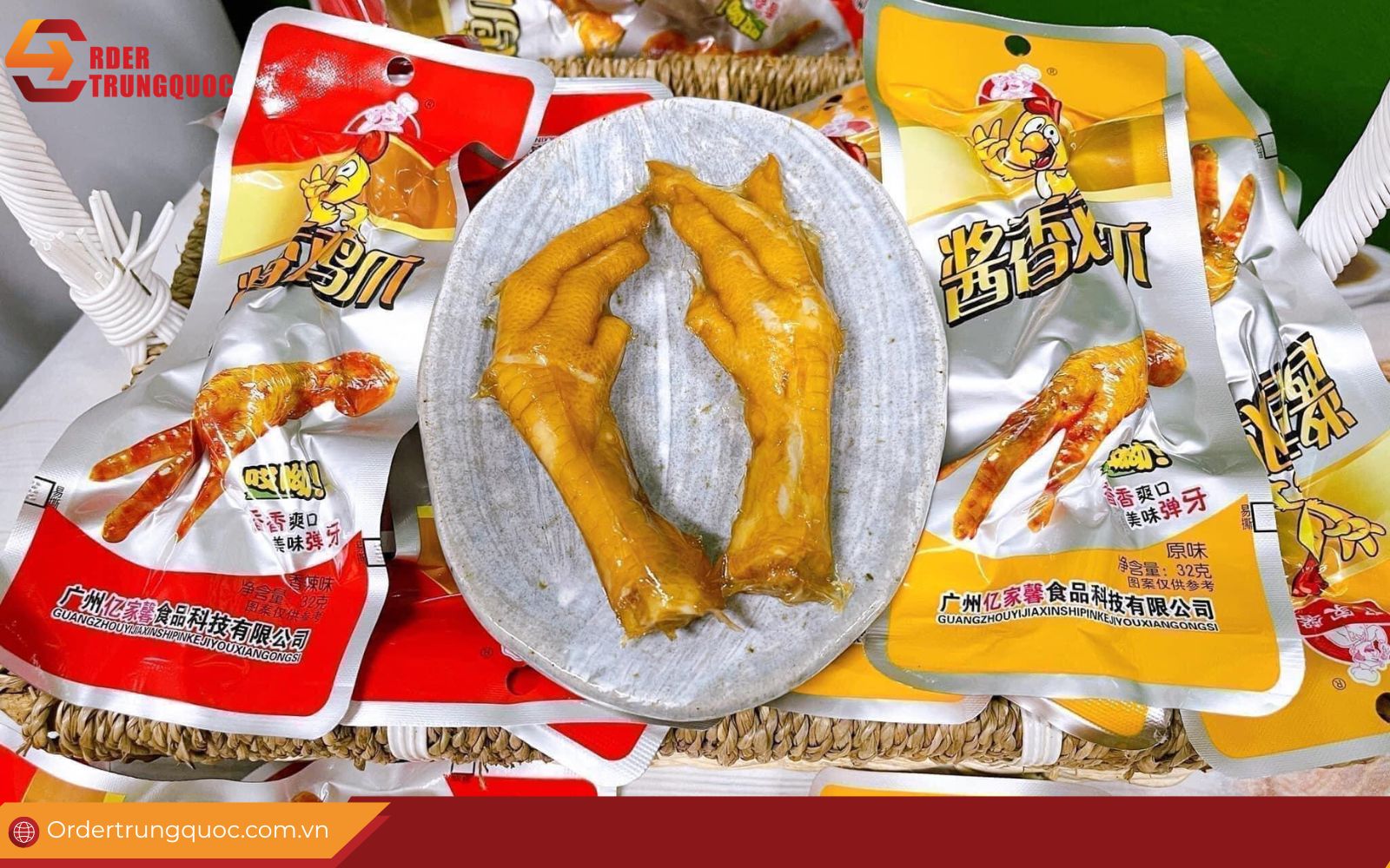 Chân gà cay là món ăn vặt Trung Quốc hấp dẫn